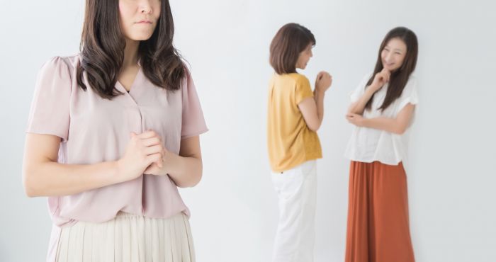 会話に入れない女性の写真